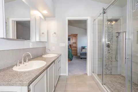 Bath - 509 Amherst Dr, Normal, IL 61761 photo 2 of 4