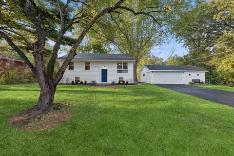 15745 W Birchwood Ln, Libertyville, IL 60048