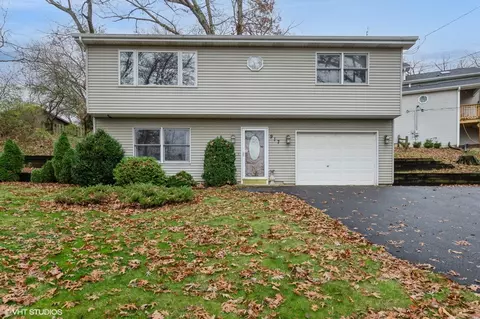 917 Valley Ave, Mchenry, IL 60051
