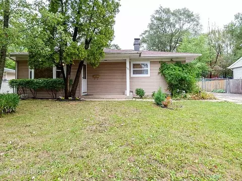 15 Hickory Dr, Carpentersville, IL 60110