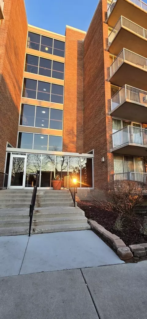 2211 S Highland Ave #4A, Lombard, IL 60148