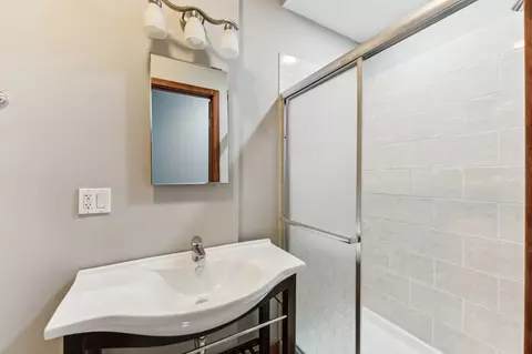 Bath - 421 E 45th St #2E, Chicago, IL 60653 photo 3 of 3