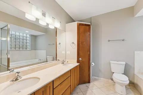 Bath - 421 E 45th St #2E, Chicago, IL 60653 photo 2 of 3