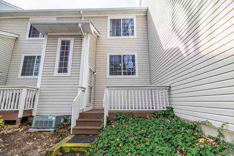 307 W Treehouse Ln #307, Round Lake, IL 60073