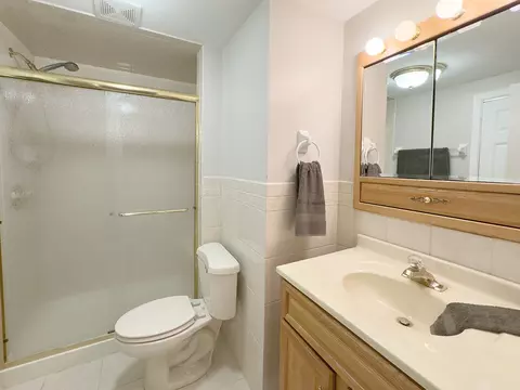 Bath - 30 W786 Warwick Way, Wayne, IL 60184 photo 4 of 4