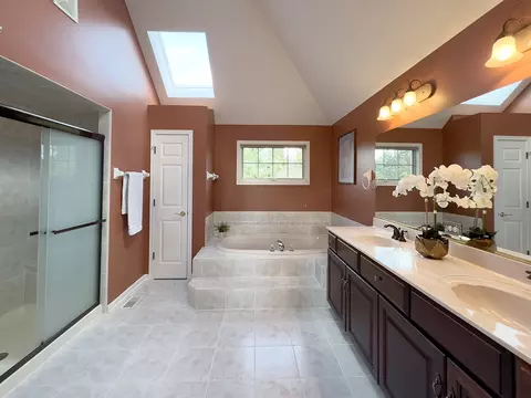 Bath - 30 W786 Warwick Way, Wayne, IL 60184 photo 2 of 4