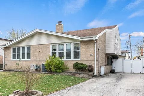 9252 Twin Oaks Ln, Des Plaines, IL 60016