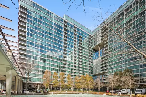 9725 Woods Dr #1217, Skokie, IL 60077