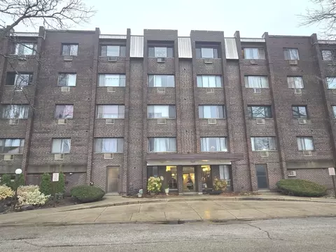 4624 N Commons Dr #212E, Chicago, IL 60656