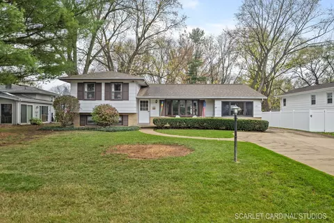 22 W413 Ironwood Dr, Glen Ellyn, IL 60137