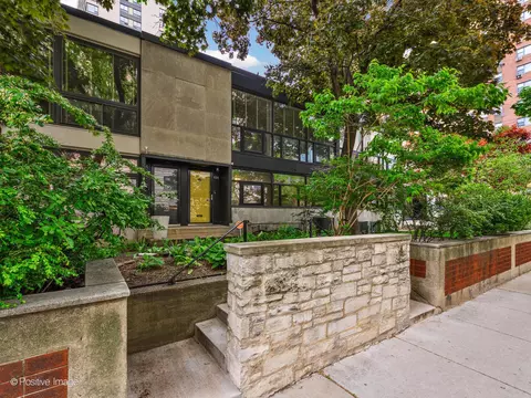 404 W Surf St, Chicago, IL 60657