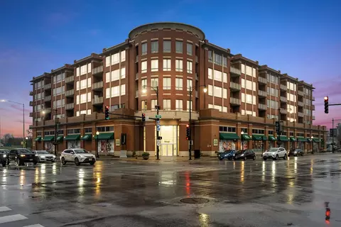 6000 N Cicero Ave #211, Chicago, IL 60646