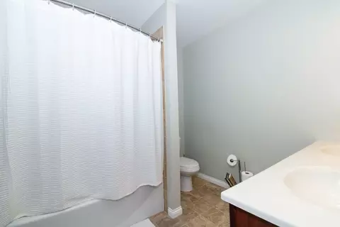 Bath - 102 Doud Ct, Normal, IL 61761 photo 3 of 4