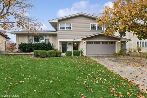 2805 S Briarwood Dr W, Arlington Heights, IL 60005