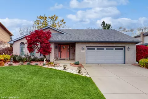 616 Misty Creek Dr, New Lenox, IL 60451
