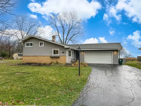 67 Timber Ln, Lindenhurst, IL 60046