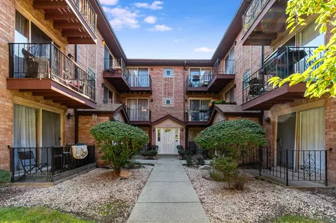 5815 W Higgins Ave #3E, Chicago, IL 60630