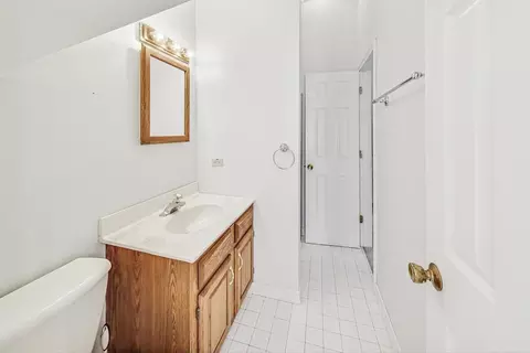 Bath - 725 Augusta Ave, Elgin, IL 60120 photo 4 of 5