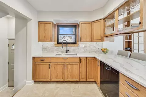 Kitchen - 725 Augusta Ave, Elgin, IL 60120 photo 2 of 3