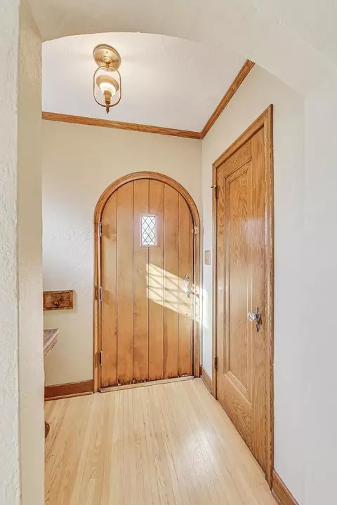 Entry Way - 725 Augusta Ave, Elgin, IL 60120 photo 1 of 2