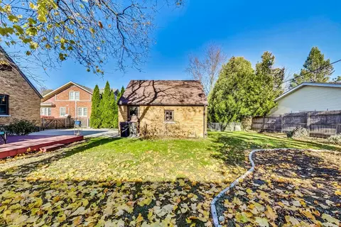Exterior - 725 Augusta Ave, Elgin, IL 60120 photo 4 of 5