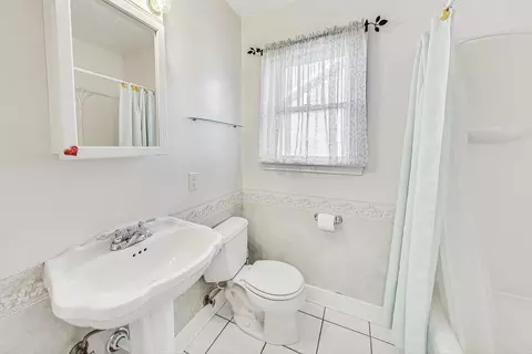Bath - 725 Augusta Ave, Elgin, IL 60120 photo 1 of 5