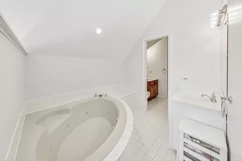 Bath - 725 Augusta Ave, Elgin, IL 60120 photo 2 of 5