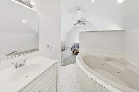 Bath - 725 Augusta Ave, Elgin, IL 60120 photo 3 of 5