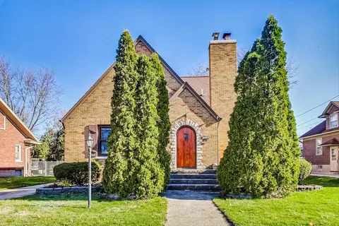 725 Augusta Ave, Elgin, IL 60120