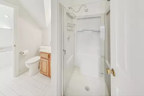 Bath - 725 Augusta Ave, Elgin, IL 60120 photo 5 of 5
