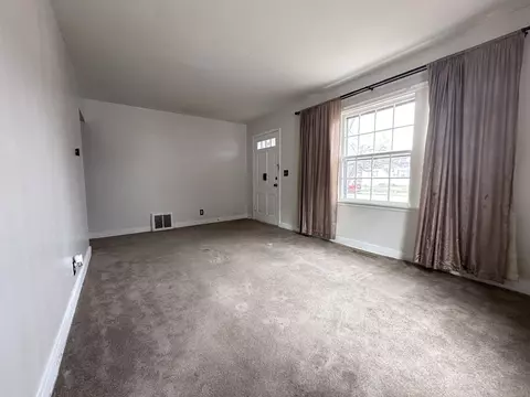 Living - 811 E 15th St, Sterling, IL 61081 photo 3 of 5