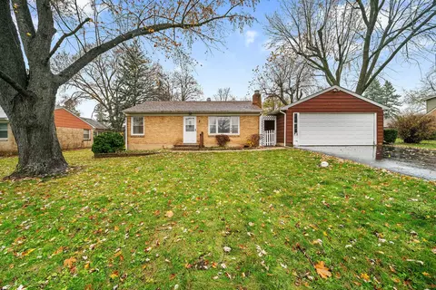 4304 Crestwood St, Mchenry, IL 60050