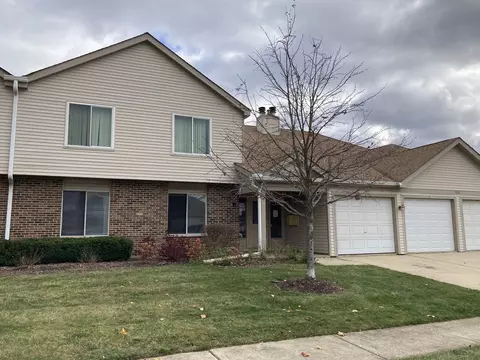 7060 Newport Dr #102, Woodridge, IL 60517