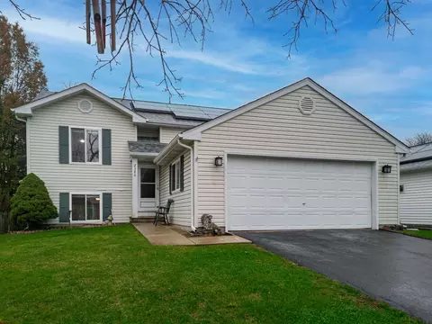 2386 Blue Spruce Ln, Aurora, IL 60502