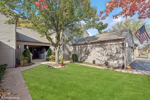774 Shoreline Rd #D, Lake Barrington, IL 60010