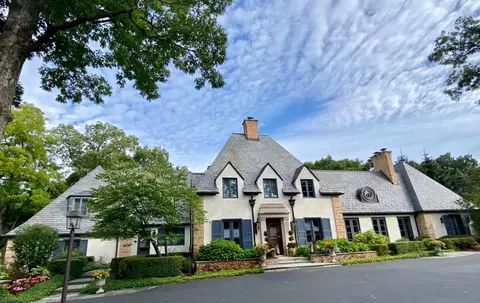 690 S Ridge Rd, Lake Forest, IL 60045