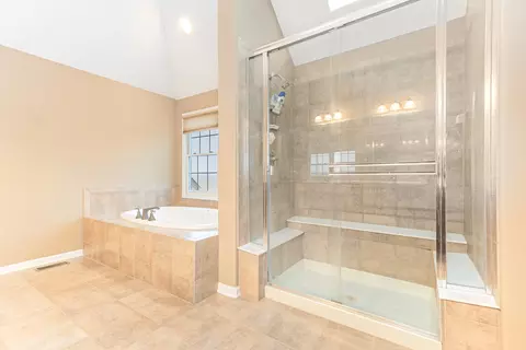 Bath - 26000 W Chatham Dr, Plainfield, IL 60585 photo 3 of 5