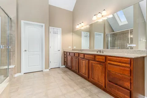 Bath - 26000 W Chatham Dr, Plainfield, IL 60585 photo 2 of 5