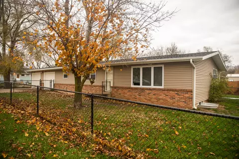 2102 W 4th St, Dixon, IL 61021