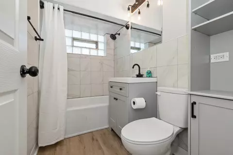 Bath - 4140 Custer Ave, Brookfield, IL 60513 photo 1 of 2