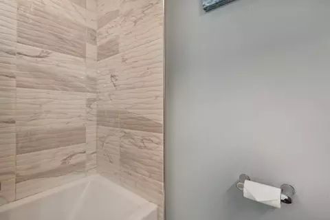 Bath - 1508 Wesley Ave, Berwyn, IL 60402 photo 2 of 6