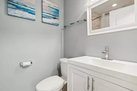 Bath - 1508 Wesley Ave, Berwyn, IL 60402 photo 1 of 6