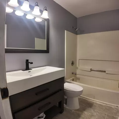 Bath - 1621 Juneway Ter, Round Lake Beach, IL 60073 photo 1 of 2