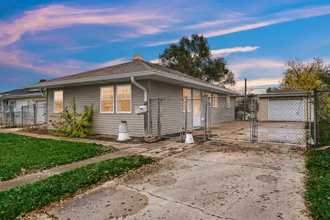 19 Evergreen Ln, Carpentersville, IL 60110