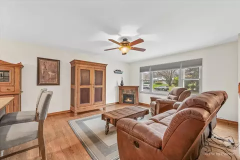 851 Hemlock Dr, Sleepy Hollow, IL 60118 photo 2