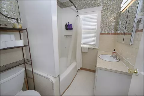 Bath - 1237 Illinois Ave, Ottawa, IL 61350 photo 1 of 2