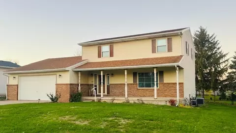 345 E Seven Pines Dr, El Paso, IL 61738