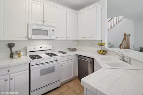 Kitchen - 236 Gull Island St, Willowbrook, IL 60527 photo 2 of 3