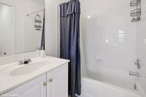 Bath - 236 Gull Island St, Willowbrook, IL 60527 photo 2 of 3