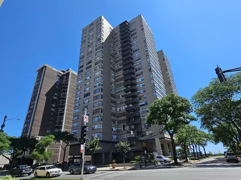 6301 N Sheridan Rd #18B, Chicago, IL 60660
